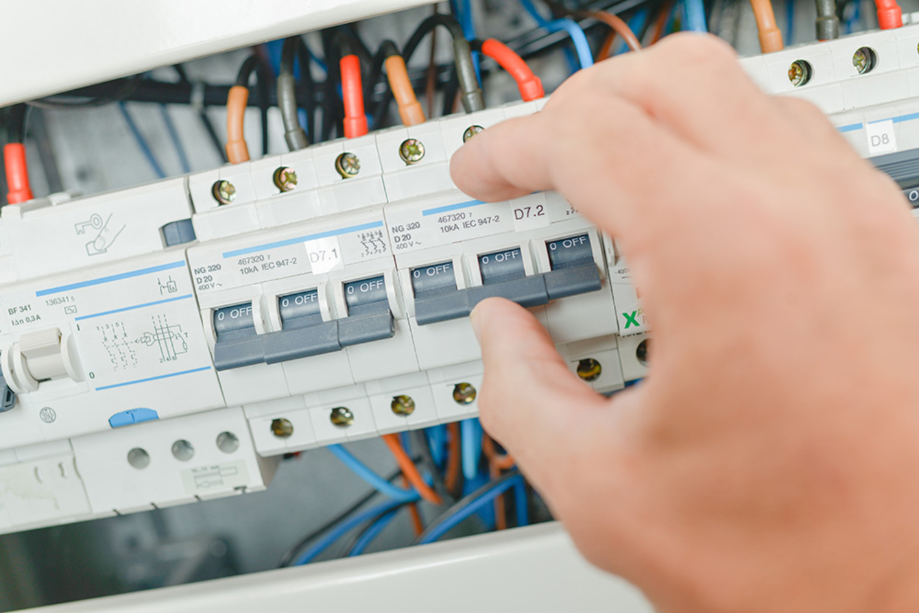 Elektro­installation bei Schnürch Electronics in Neu-Isenburg